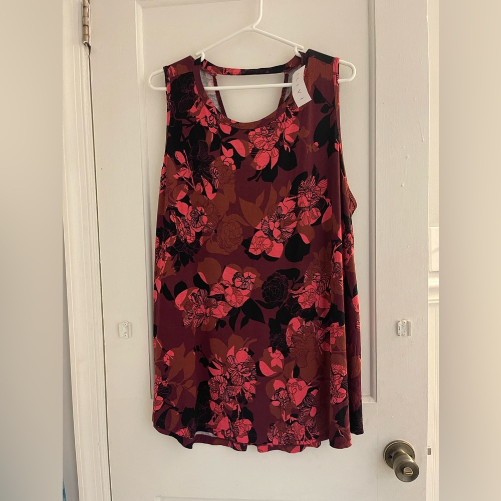 Livvi women’s activewear top (NWT)